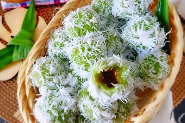 membuat kue klepon